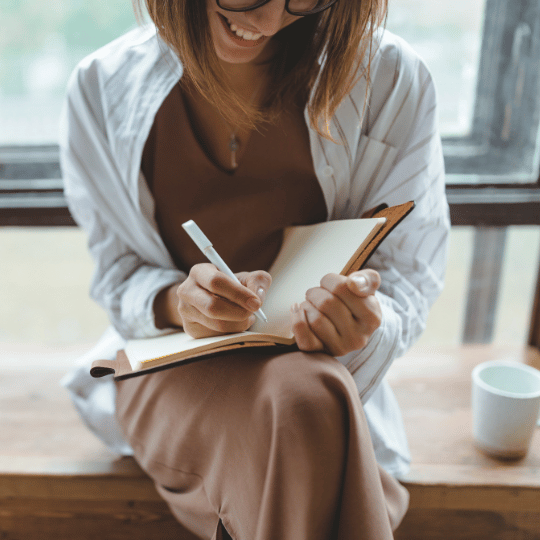 Femme qui prend des notes